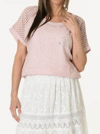 T-shirt rose avec manches en crochet