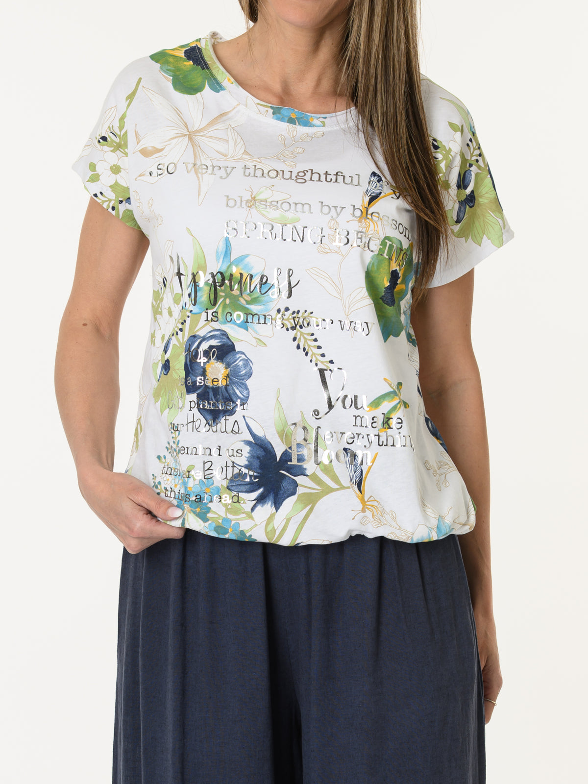 T-shirt blanc avec imprimé floral vert et bleu
