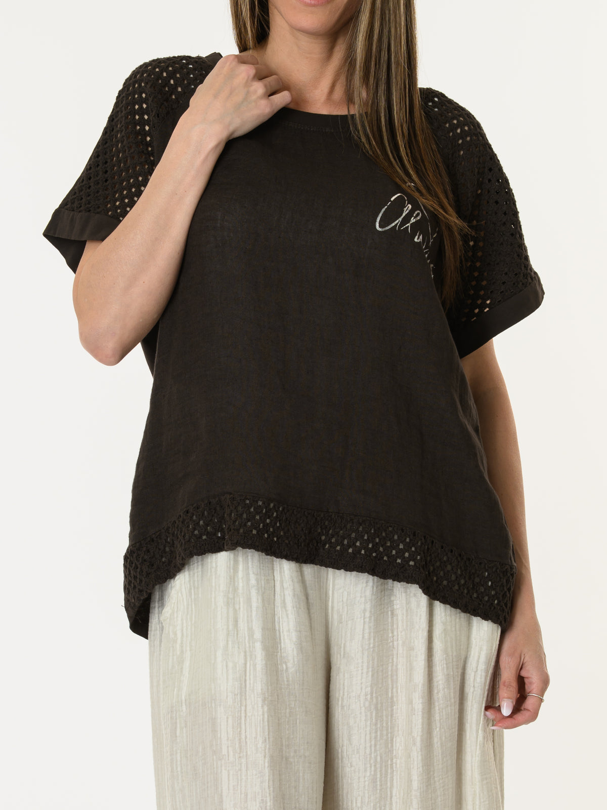 T-shirt brun avec manches en crochet