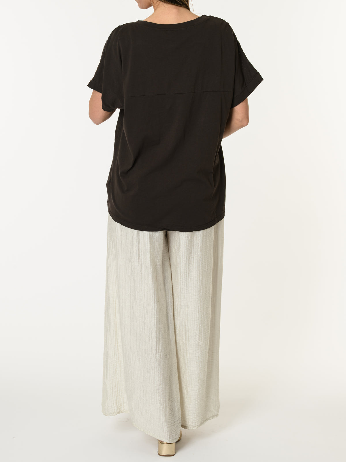 T-shirt brun avec manches en crochet