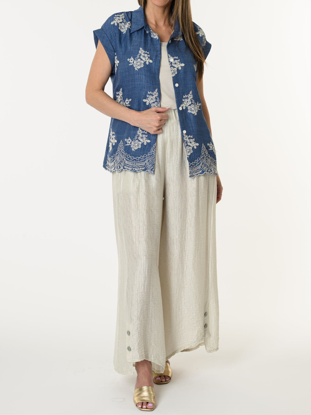 Chemise bleu jean avec fleurs brodées