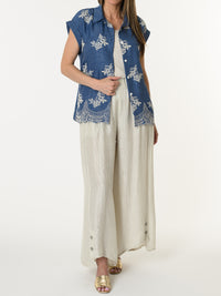 Chemise bleu jean avec fleurs brodées