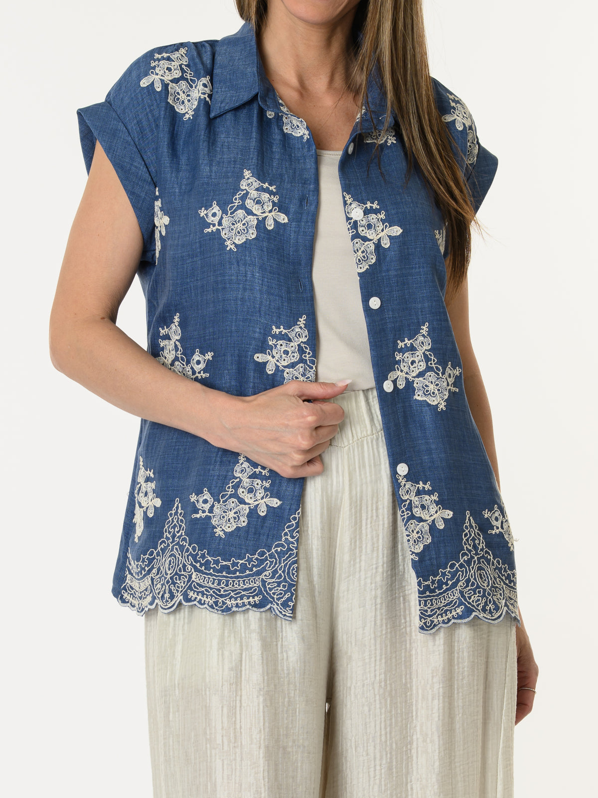 Chemise bleu jean avec fleurs brodées