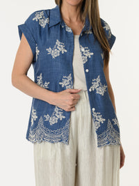 Chemise bleu jean avec fleurs brodées