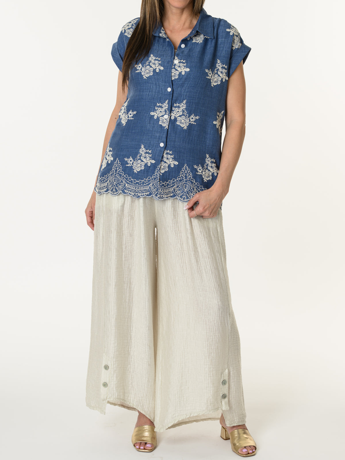 Chemise bleu jean avec fleurs brodées