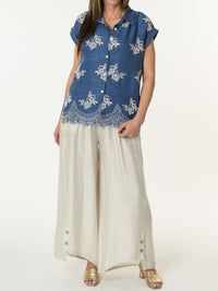 Chemise bleu jean avec fleurs brodées