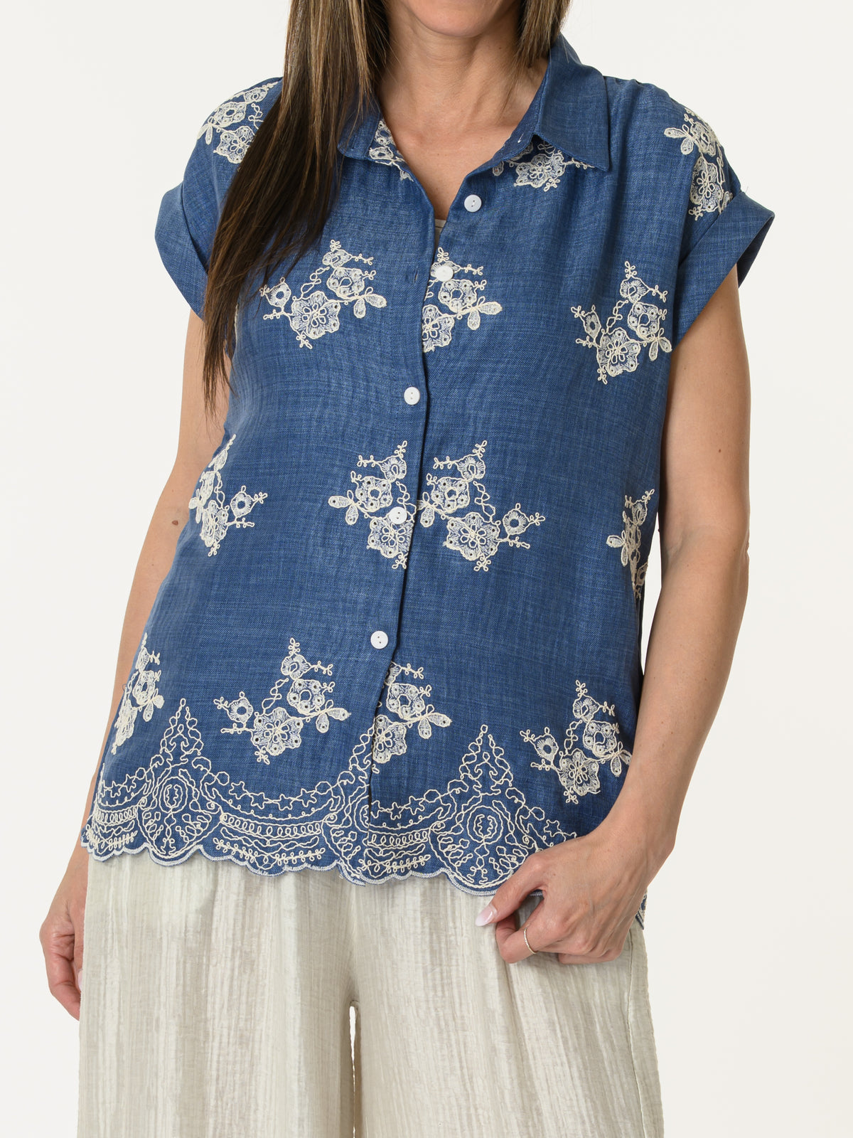 Chemise bleu jean avec fleurs brodées