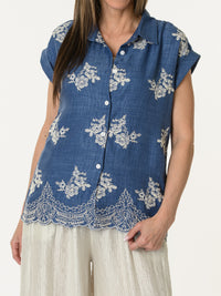 Chemise bleu jean avec fleurs brodées