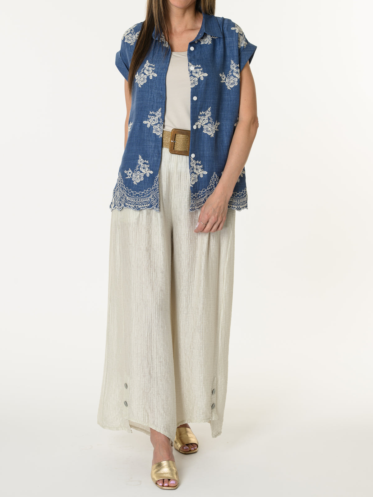 Chemise bleu jean avec fleurs brodées