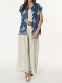 Chemise bleu jean avec fleurs brodées