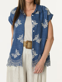 Chemise bleu jean avec fleurs brodées