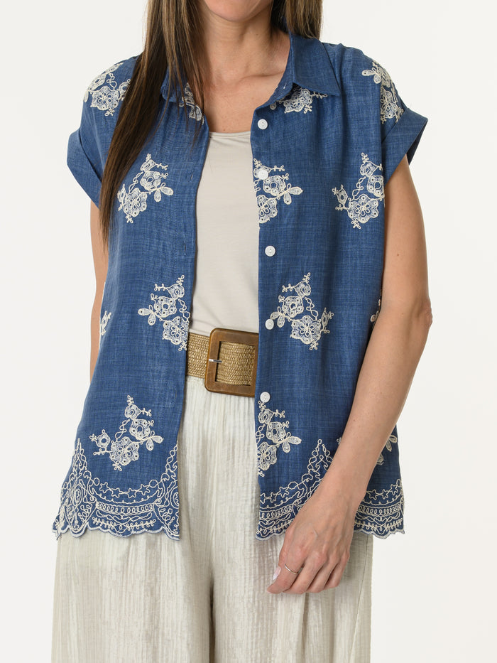 Chemise bleu jean avec fleurs brodées