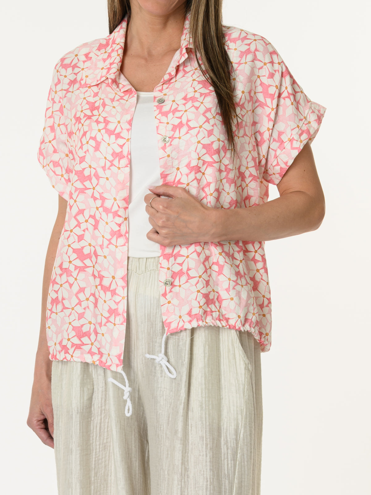 Chemise rose avec imprimé floral blanc
