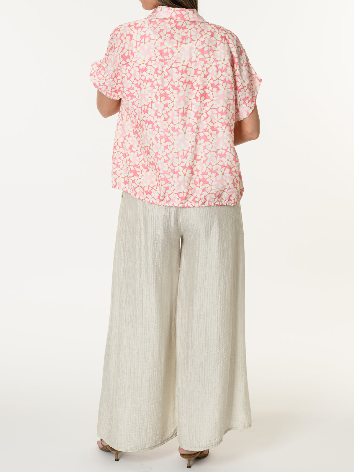 Chemise rose avec imprimé floral blanc