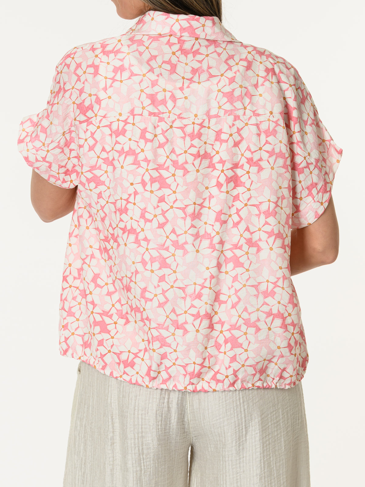 Chemise rose avec imprimé floral blanc