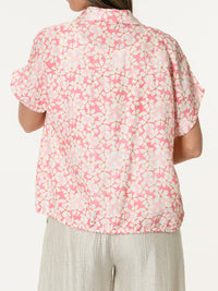 Chemise rose avec imprimé floral blanc