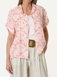 Chemise rose avec imprimé floral blanc