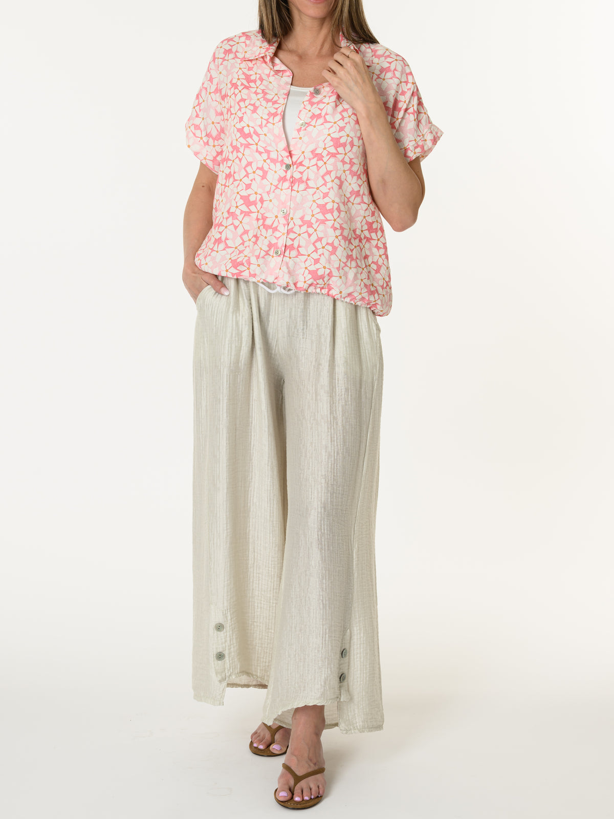 Chemise rose avec imprimé floral blanc