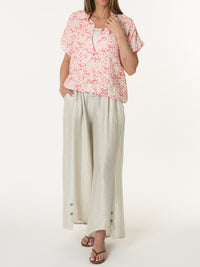 Chemise rose avec imprimé floral blanc