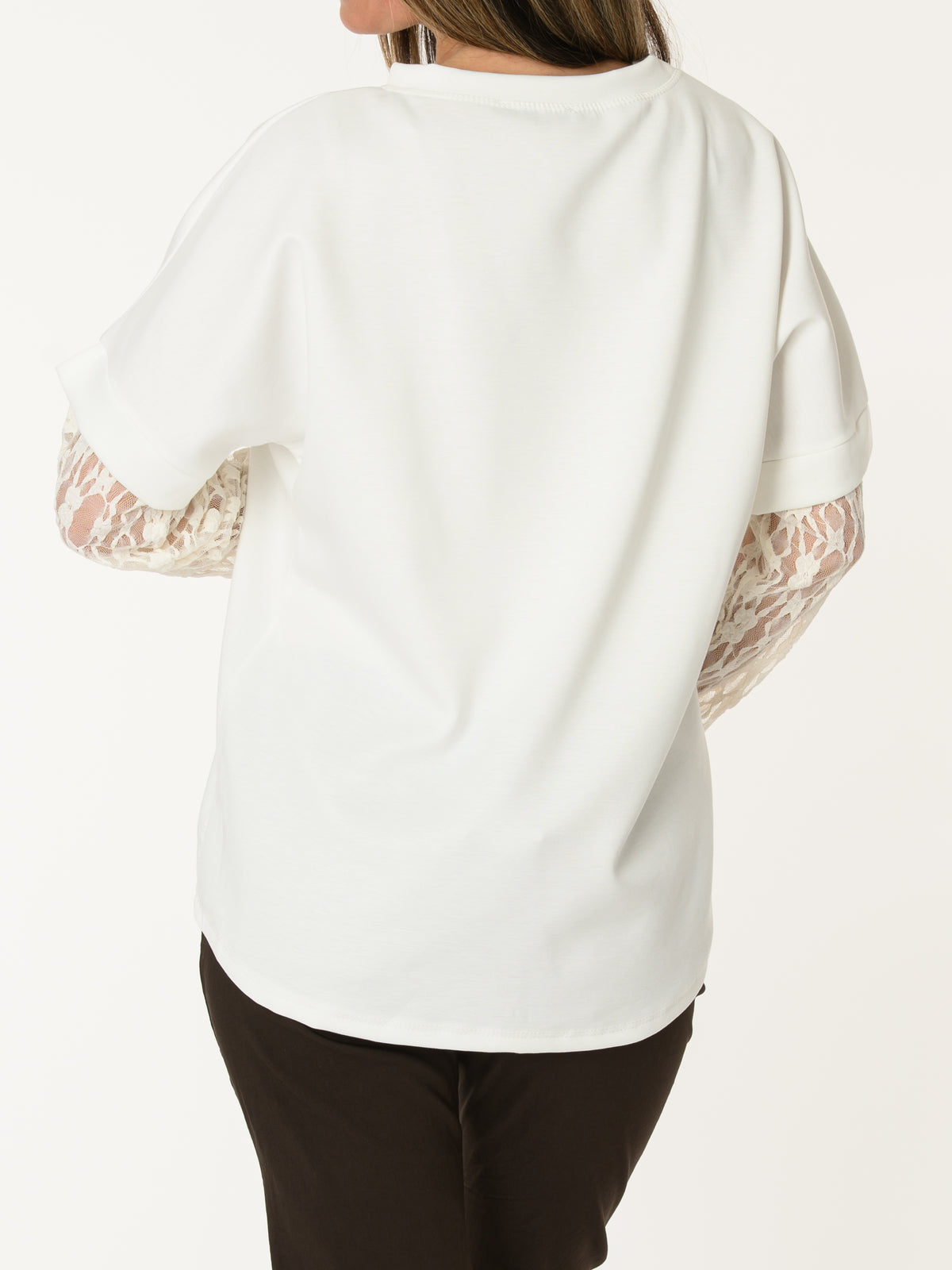 Chandail blanc avec manches en dentelle