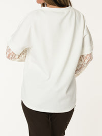 Chandail blanc avec manches en dentelle