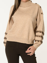 Chandail beige orné de boutons léopard