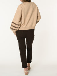 Chandail beige orné de boutons léopard