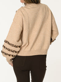 Chandail beige orné de boutons léopard