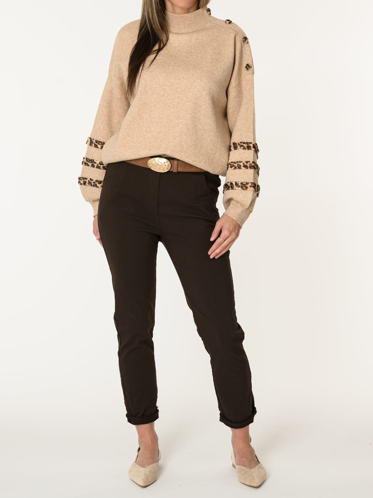 Chandail beige orné de boutons léopard