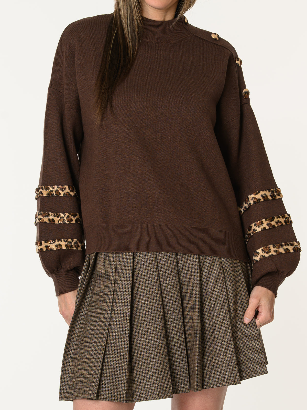 Chandail brun orné de boutons léopard