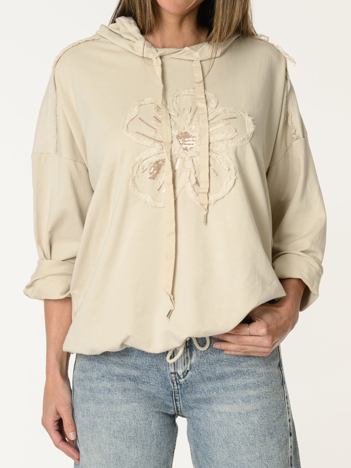 New - Chandail beige avec grande fleur texturée au centre