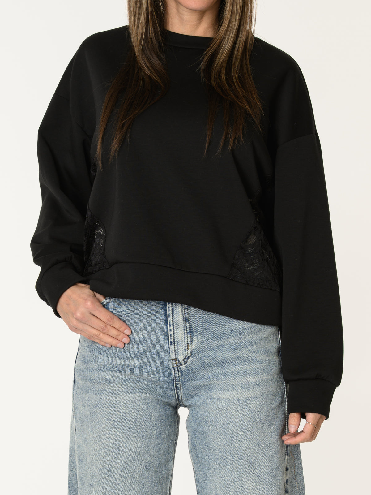 Chandail noir avec dentelle sur les côtés
