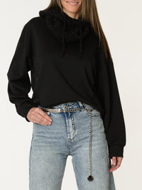 Chandail noir avec dentelle sur les côtés
