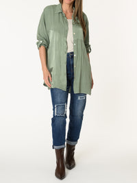 Chemise kaki aux textures satinées