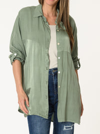 Chemise kaki aux textures satinées