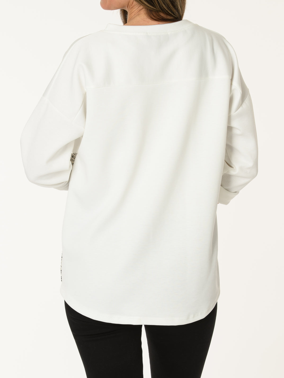 Chandail blanc avec poche décorative texturée
