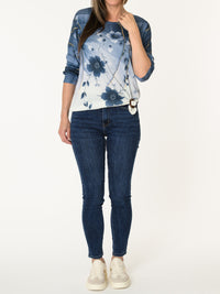 Chandail bleu et blanc à imprimé floral bleu