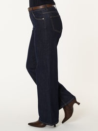 Jeans à jambe large avec ceinture