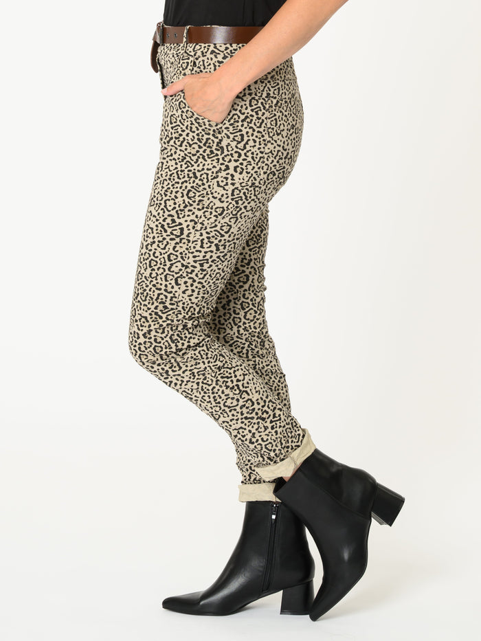 Pantalon léopard pour femme beige avec ceinture et revers