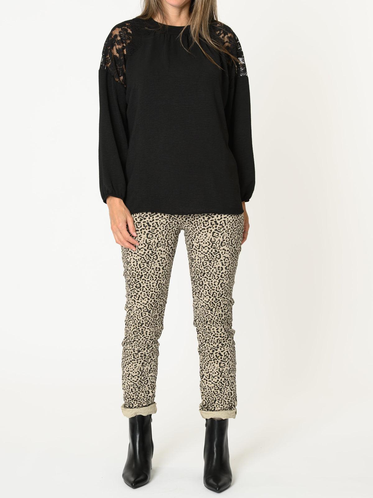 Blouse noire pour femme avec dentelle aux épaules et col montant