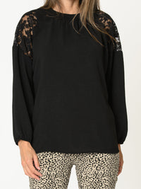 Blouse noire pour femme avec dentelle aux épaules et col montant