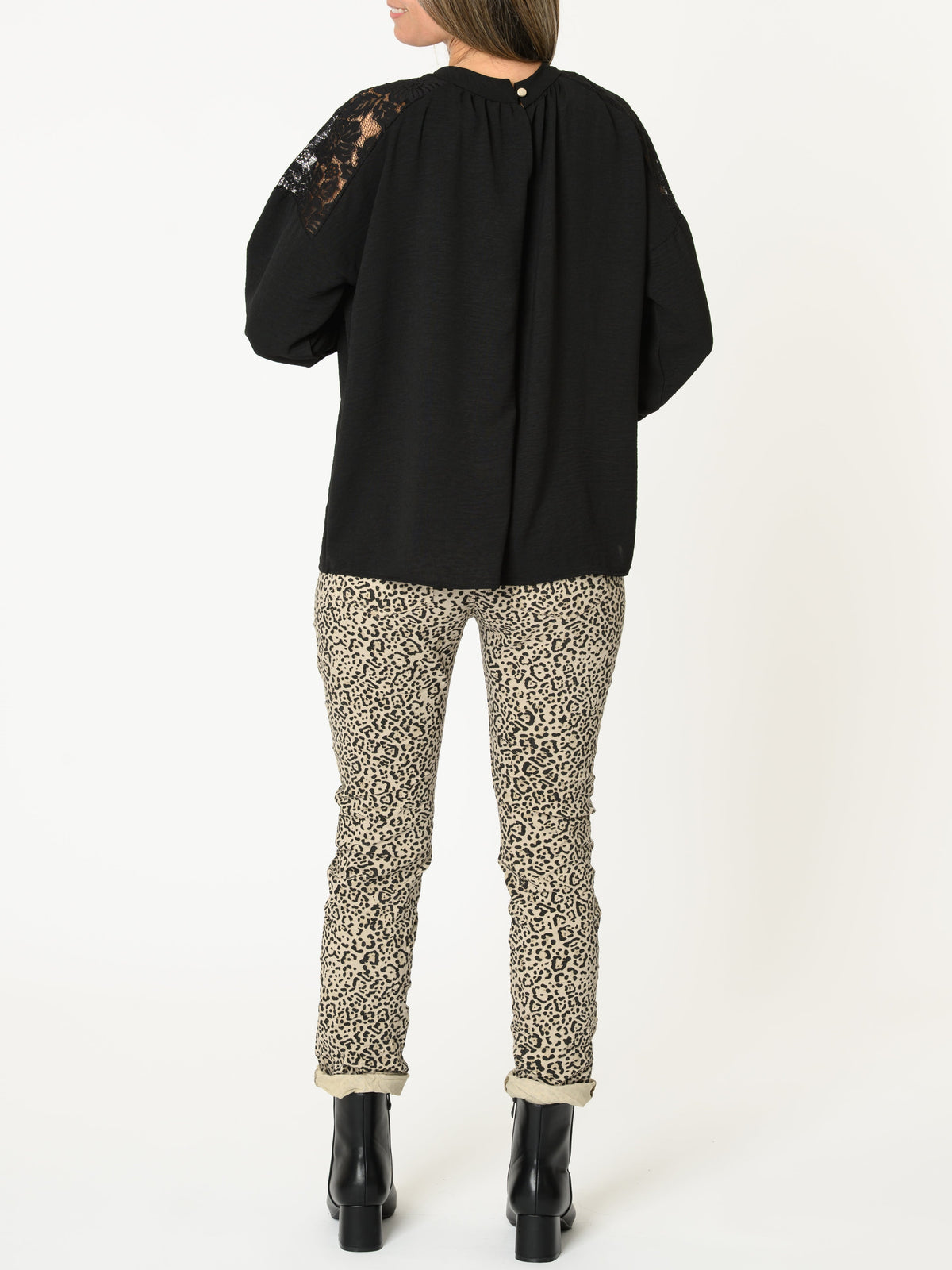 Blouse noire pour femme avec dentelle aux épaules et col montant