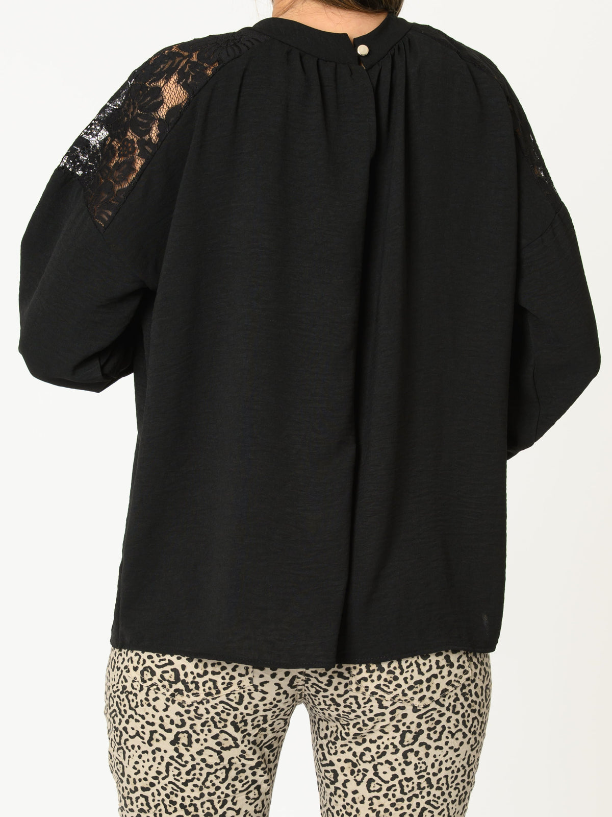 Blouse noire pour femme avec dentelle aux épaules et col montant