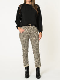 Blouse noire pour femme avec dentelle aux épaules et col montant