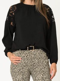 Blouse noire pour femme avec dentelle aux épaules et col montant