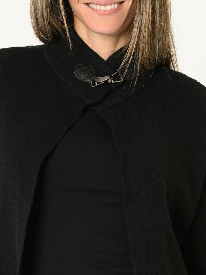 Veste cape pour femme marine avec col claudine et boucle