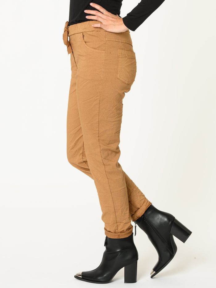 Pantalon brun pour femme coupe carotte à taille élastique