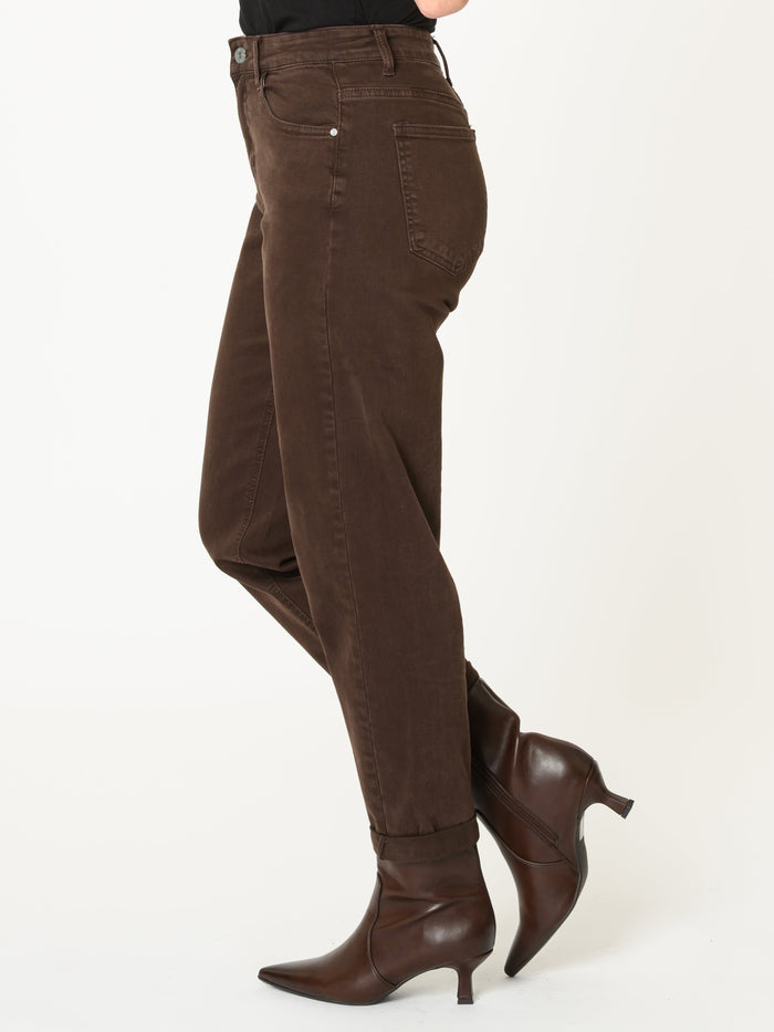 Jeans brun pour femme coupe mom avec revers au bas