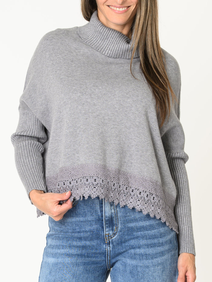 Chandail gris pour femme à col roulé avec dentelle à l'ourlet