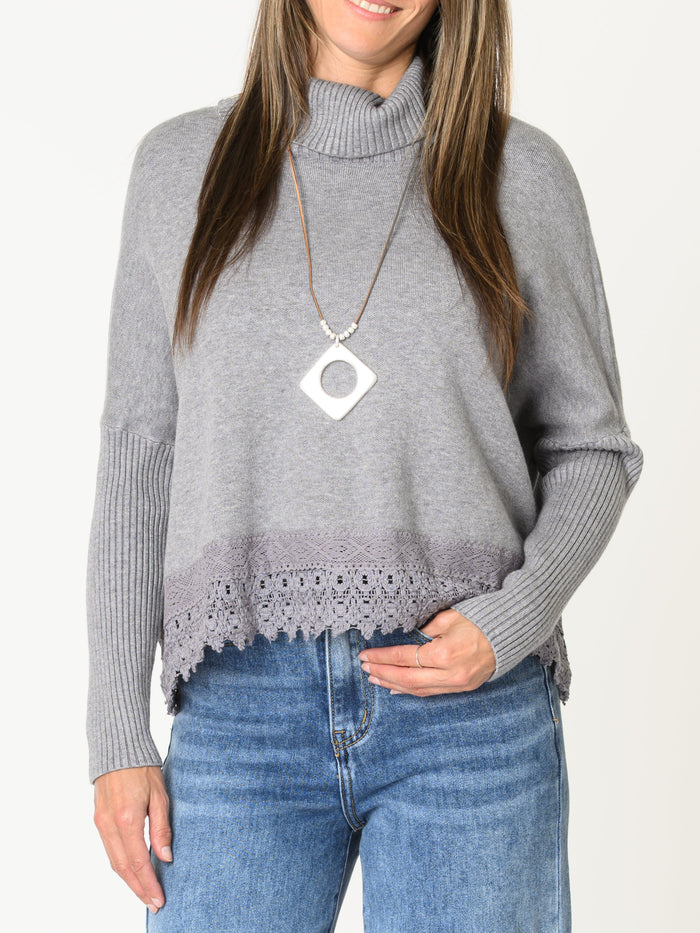 Chandail gris pour femme à col roulé avec dentelle à l'ourlet